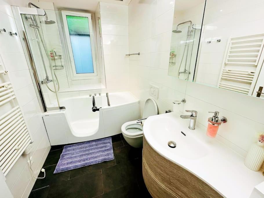 Side Apartment! *