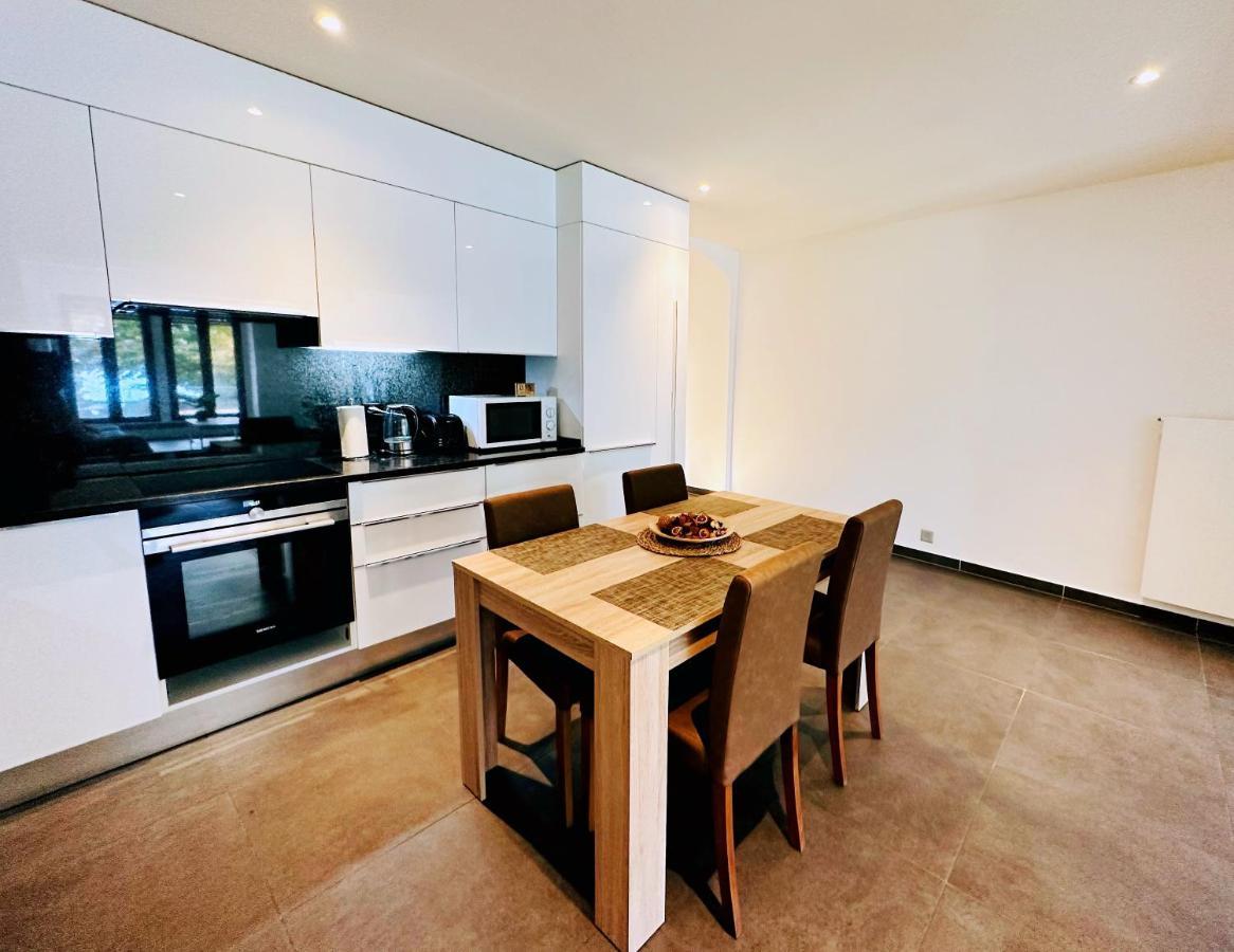 Apartment Side Apartment! *
